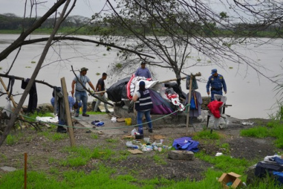 En el sitio se desalojó además a personas que elaboraban carbón de manera clandestina.