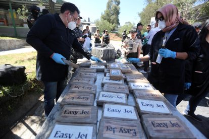 Fotografía cedida por la Presidencia de Ecuador que muestra un operativo de destrucción de droga hoy, en Quito (Ecuador).