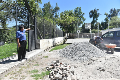 Obra . Tras un año los vecinos aún esperan la construcción del muro. Las viviendas que resultaron afectadas aun no terminan de reparar los daños que causó la inundación.