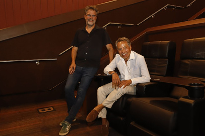 Sebastián Cordero e Iván Vallejo en la premiere de "Al otro lado de la niebla".