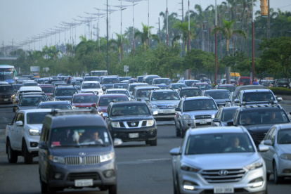Cantones. Miles de vehículos que salen desde urbanizaciones de La Puntilla y La Aurora cruzan a diario por la avenida Samborondón.