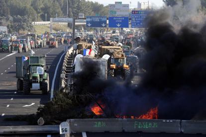 Los agricultores franceses bloquean la autopista A9 durante una manifestación en Nimes, región de Occitania, en el sur de Francia, el 25 de enero de 2024.HORCAJUELO