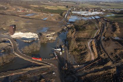 Una vista aérea general que muestra el área de un deslizamiento de tierra en el sitio de tratamiento de suelos residuales nórdicos cerca de la aldea de Oelst, cerca de Randers, Jutlandia, Dinamarca, el 25 de enero de 2024.