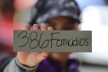 Detalle de un letrero sostenido por una mujer, que denuncia 386 feminicidios, durarante una marcha por el Día de la Mujer en Honduras, frente a la sede del Parlamento, en Tegucigalpa (Honduras).