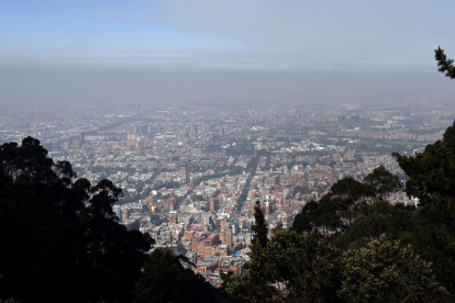 Fotografía de una capa de humo sobre la ciudad ocasionada por un incendio forestal hoy, en Bogotá (Colombia).
