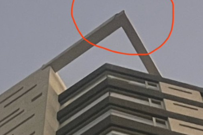 El material se habría desprendido desde el último piso del edificio