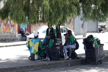 Trabajadores en Quito buscan la sombra durante las horas de altas temperaturas en la capital