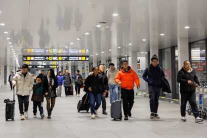 Beijing (China), 25/01/2024.- Los viajeros llegan al Aeropuerto Internacional Daxing de Beijing, China, 26 de enero de 2024.