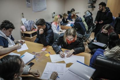 Ciudadanos rusos firman en apoyo de Boris Nadezhdin, el candidato presidencial del Partido Iniciativa Cívica, en su sede de campaña en Moscú, el 25 de enero de 2024.