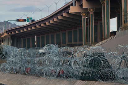 Vista de barricadas de alambre de púas, el 25 de enero de 2024 en el muro fronterizo desde Ciudad Juárez, Chihuahua (México)
