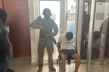 Militares custodian a Jeremy Joel Zambrano Gonzalez, líder de la banda narcoterrorista Mafia 18, que opera en el sur de Guayaquil.