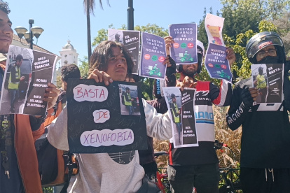 El grupo de deliverys protestó frente a la Gobernación del Azuay.