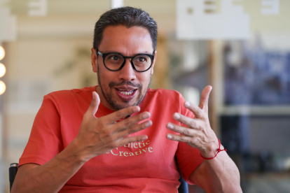 El director de la Bienal de Cuenca, Hernán Pacurucu, fue registrado el pasado 23 de enero, durante una entrevista con EFE, en Quito (Ecuador).