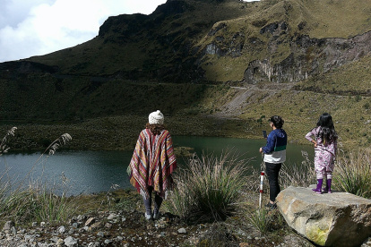 El color verde de las lagunas se debe por el azufre que brota del volcán Chiles,  están en sus faldas.
