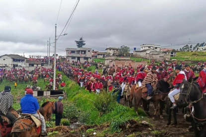 Los personajes y los invitados recorren las calles de Chibuleo en caballo, simulando a los Reyes Magos.