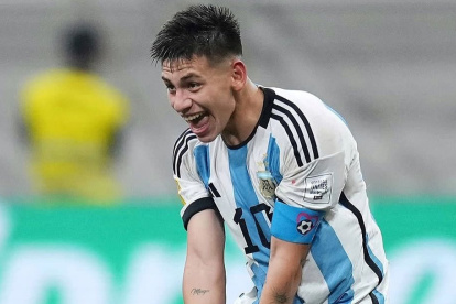 Claurdio Echeverri aspira en grande antes de vestir la de Manchester City