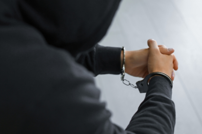 Los dos hombres se movilizaban en una moto desde la que efectuaron disparos contra un local comercial y amedrentaron a ciudadanos.