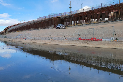 Vista de barricadas de alambre de púas, el 25 de enero de 2024 en el muro fronterizo desde Ciudad Juárez, Chihuahua (México).