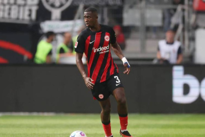 William Pacho continúa siendo el jugador con todos los minutos completados en la Bundesliga