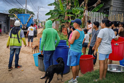 Afectación. En Posorja recibieron el agua mediante tanqueros, este viernes 26 de enero.