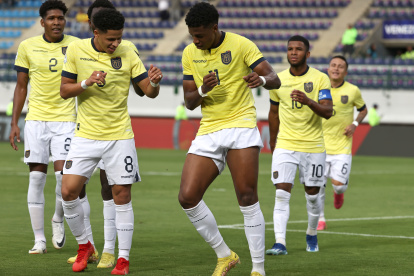 El delantero John Mercado (c) abrió el marcador con un golazo ante Bolivia.