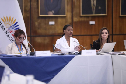 La fiscal Diana Salazar acudió a la Asamblea con un fuerte contingente de seguridad.