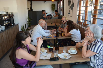 Local. Estudiantes, vecinos y oficinistas llegan a lo largo del día a Broz Tostería  Cafetería, uno de los populares espacios del barrio.