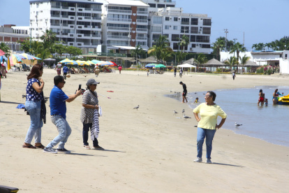 Anhelo. Familias y visitantes coinciden en querer que Salinas recupere la paz y el orden que tuvo décadas atrás.