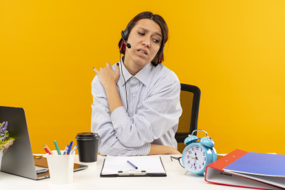 Mientras trabaja, haga pausas y camine, estire brazos y piernas.