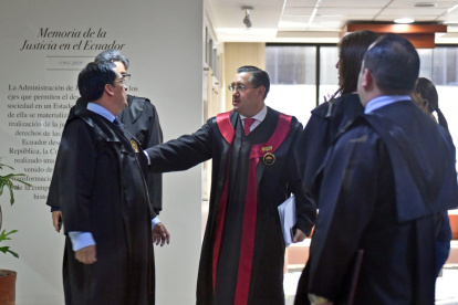 Magistrados. Saquicela saluda con el juez José Suing, quien también aspiraba a la Presidencia de la Corte pero no alcanzó los votos para el balotaje.