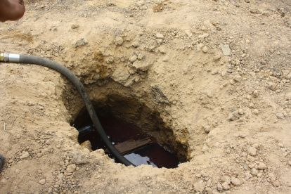 El orificio por donde estaba jalando el combustible