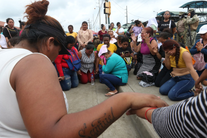 Cuidadoras. Las mujeres familiares aguardan fuera de la prisión durante las masacres carcelarias.