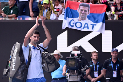 Novak Djokovic no pudo ante el buen juego del italiano Jannik Sinner y se despidió del Abierto de Australia.