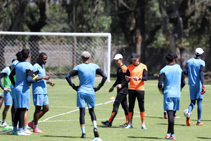 El DT Josep Alcácer (c) dialoga bastante con los futbolistas durante la pretemporada.