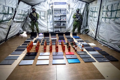 Las autoridades también encontraron armamento y bebidas alcohólicas.