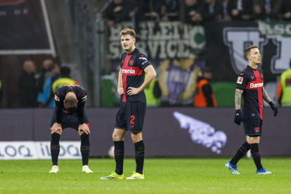 Leverkusen (Germany), 27/01/2024.- Leverkusen"s Josip Stanisic (C) reacts after the German Bundesliga soccer match between Bayer 04 Leverkusen and Borussia Moenchengladbach in Leverkusen, Germany, 27 January 2024. (Alemania, Rusia) EFE/EPA/CHRISTOPHER NEUNDORF CONDITIONS - ATTENTION: The DFL regulations prohibit any use of photographs as image sequences and/or quasi-video.