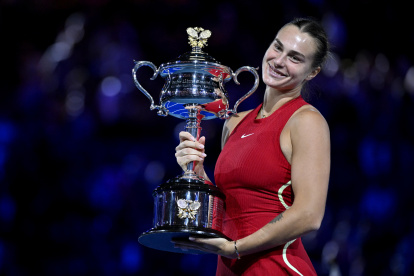 Sabalenka y su festejo tras alcanzar su segunda corona consecutiva en Melbourne.