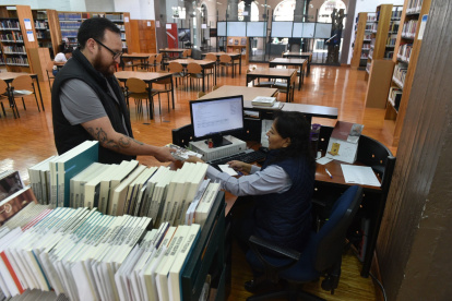 Lectura. Las obras de Eugenio Espejo y Federico González Suárez son las más solicitadas por los usuarios de la Red Metropolitana de Bibliotecas.