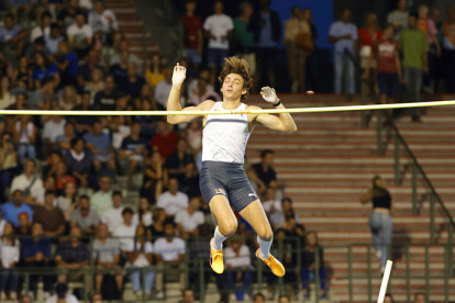 El sueco Mondo Duplantis alcanzó los 5,80 metros en la competencia en Astana.