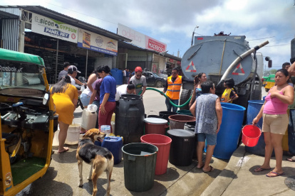 Habitantes de las zonas afectadas salieron con todo tipo de recipiente para abastecerse del líquido vital.