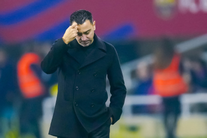 BARCELONA, 27/01/2024.- El técnico del FC Barcelona Xavi Hernández durante el partido de la jornada 22 de LaLiga EA Sports entre el FC Barcelona y el Villarreal CF, este sábado en el estadio Olímpico de Montjuic, en Barcelona. El entrenador del Barcelona, Xavi Hernández, anunció este sábado, tras perder en LaLiga ante el Villarreal en el Estadio Lluís Companys (3-5), que no seguirá en el cargo a partir del 30 de junio. EFE/ Enric Fontcuberta