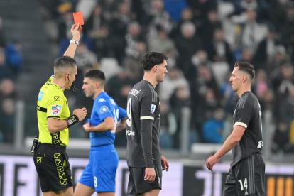 Turin (Italy), 27/01/2024.- Juventus" Arkadiusz Milik gets a red card during the Italian Serie A soccer match Juventus FC vs Empoli FC at the Allianz Stadium in Turin, Italy, 27 January 2024. (Italia) EFE/EPA/ALESSANDRO DI MARCO