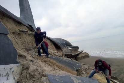 Trabajos. Todos intentan contribuir en los trabajos para levantar al Delfín.