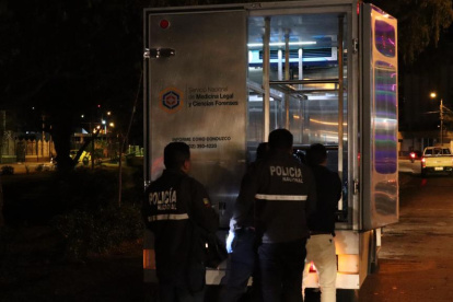 Diligencia. Personal de la Dirección de Muertes Violentas hizo el levantamiento del cadáver.