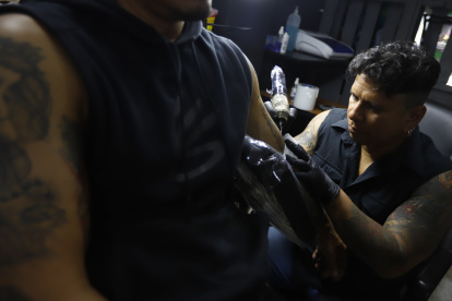 Coberturas. Tras el último estado de excepción que declaró la guerra a grupos terroristas, Jonathan ha recibido más clientes asustados por cubrir tatuajes que les pueda generar problemas.