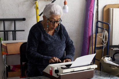 Dato. María Elizondo redacta una carta en su máquina de escribir.