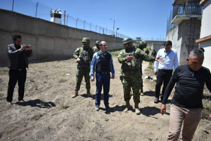 Los militares siguen con las requisas en cada esquina de la cárcel de Ambato.