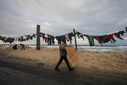 La ropa perteneciente a palestinos desplazados internos se seca en una cuerda durante un clima frío en la ciudad de Deir Al Balah, en el sur de la Franja de Gaza.