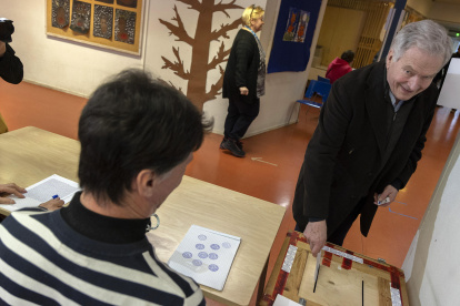 El presidente finlandés, Sauli Niinisto, vota durante las elecciones presidenciales de Finlandia.