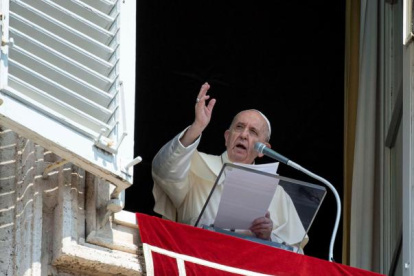 El papa, la semana pasada anunció el envío de una ayuda inicial de 200.000 euros a Haití